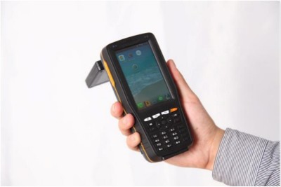 A diferença entre a tecnologia de leitura RFID e a tecnologia de código de barras comum.