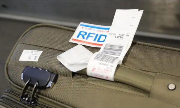Revolução RFID nas viagens aéreas: resolvendo o problema de extravio de bagagem com sistemas inteligentes de bagagem.