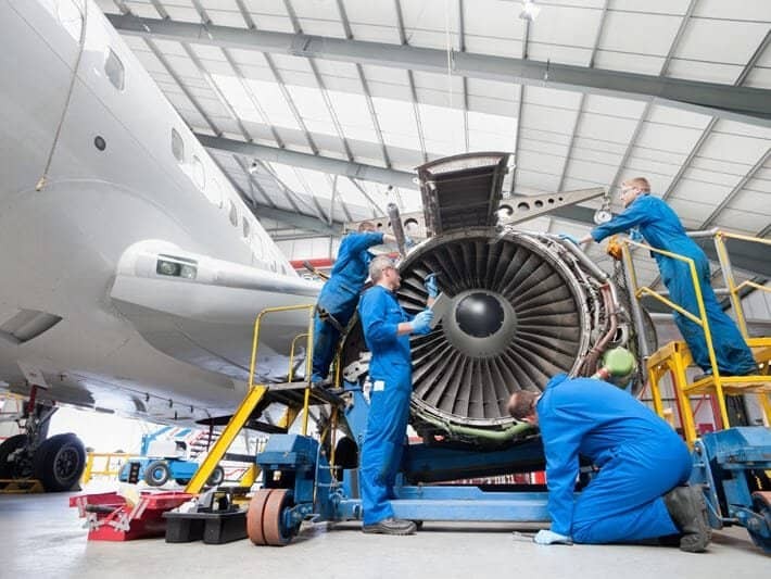 A tecnologia alça voo: RFID e códigos QR na gestão de ferramentas de aviação.
