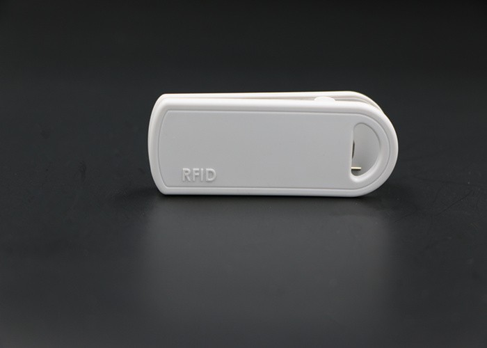 Etiqueta de roupa com clipe UHF