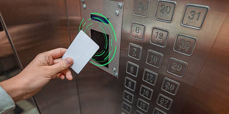 Manutenção de elevadores alimentados por RFID